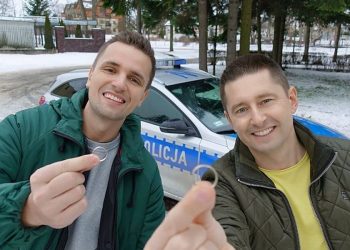 Policja zatrzymała parę gejów, bo… nie trzymali dystansu. Zaskakujący finał sprawy