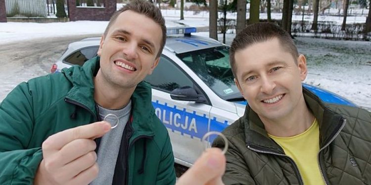 Policja zatrzymała parę gejów, bo… nie trzymali dystansu. Zaskakujący finał sprawy