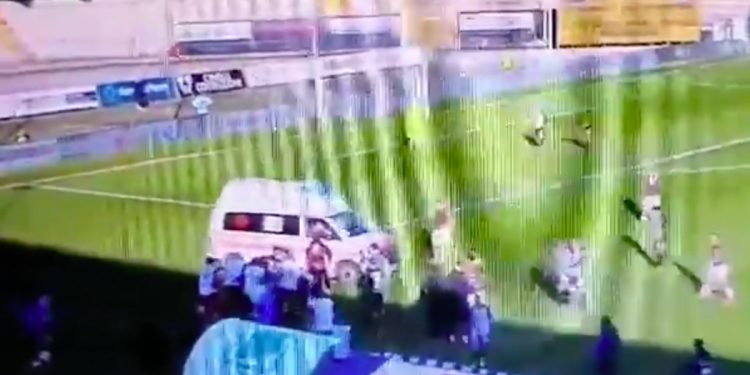 Dramatyczne sceny podczas meczu. Polak padł na murawę. „Miał atak epilepsji” [WIDEO]