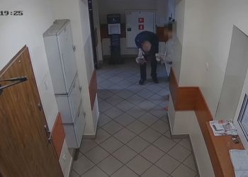 Policjant uratował życie niemowlęcia. Wszystko nagrał monitoring [WIDEO]