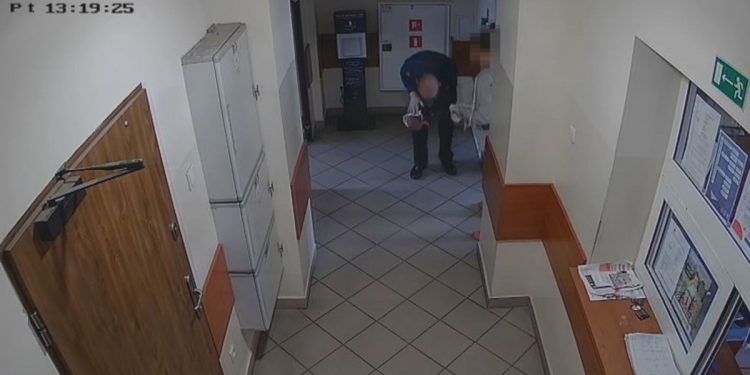 Policjant uratował życie niemowlęcia. Wszystko nagrał monitoring [WIDEO]