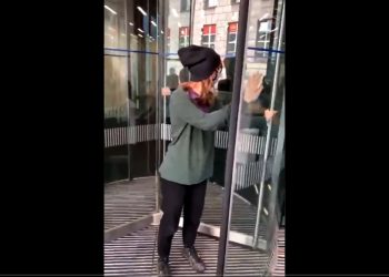 Przykleiła się do drzwi Kancelarii Sejmu. „Podejmujemy działania bezpośrednie” [WIDEO]