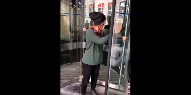 Przykleiła się do drzwi Kancelarii Sejmu. „Podejmujemy działania bezpośrednie” [WIDEO]