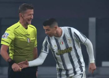 Ronaldo podczas meczu sprawdzał… zegarek sędziego [WIDEO]