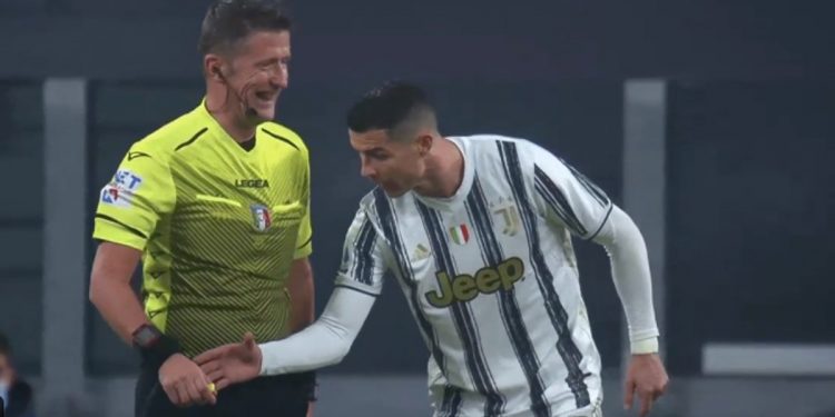 Ronaldo podczas meczu sprawdzał… zegarek sędziego [WIDEO]