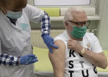 Wałęsa po szczepieniu ma negatywne objawy. „Mdłości, skurcze nóg”
