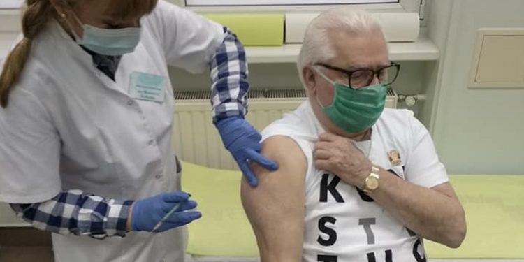 Wałęsa po szczepieniu ma negatywne objawy. „Mdłości, skurcze nóg”