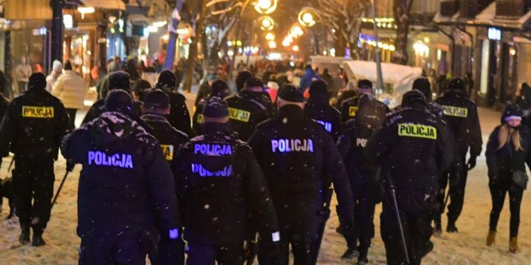 Zakopane. Ataki na policję, bijatyki, alkohol. Policja nie dawała rady