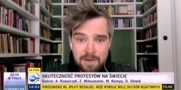 Pisarz na antenie TVN: „Mnie PiS nie dotyka, bo jestem zamożny”. Padły szokujące słowa o aborcji [WIDEO]