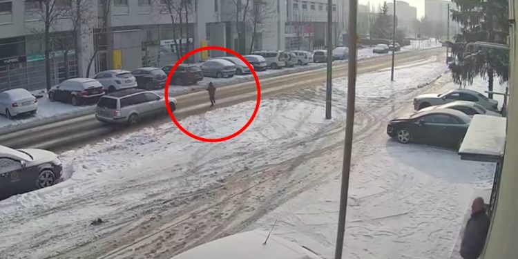 Z impetem potrącił dziecko i… odjechał. Wstrząsające nagranie z Poznania, policja szuka sprawcy [WIDEO]