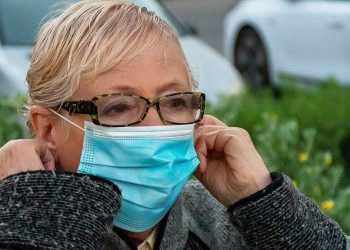 koronawirus senior maska