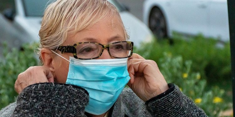 koronawirus senior maska