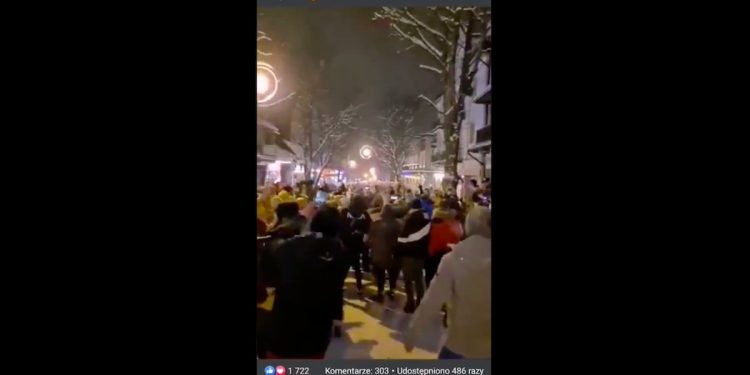 Tłum turystów zaczął tańczyć i śpiewać na Krupówkach. Zakopane przeżywa prawdziwe oblężenie [WIDEO]