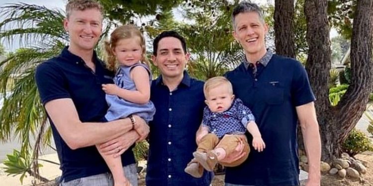 Sąd uznał, że dziecko ma trzech ojców. „To kamień milowy dla rodzin poliamorycznych”