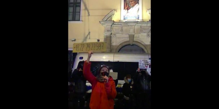 Protest pod oknem papieskim w Krakowie. Skandowano numer Aborcji Bez Granic [WIDEO]