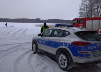 Wjechał na zamarznięte jezioro. Lód załamał się pod autem!