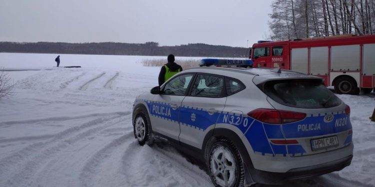 Wjechał na zamarznięte jezioro. Lód załamał się pod autem!