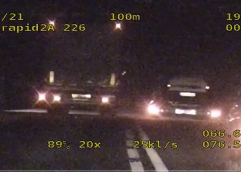 Wyprzedzał TIR-em na zakręcie i zakazie w śnieżycę. Nagrali go policjanci [WIDEO]