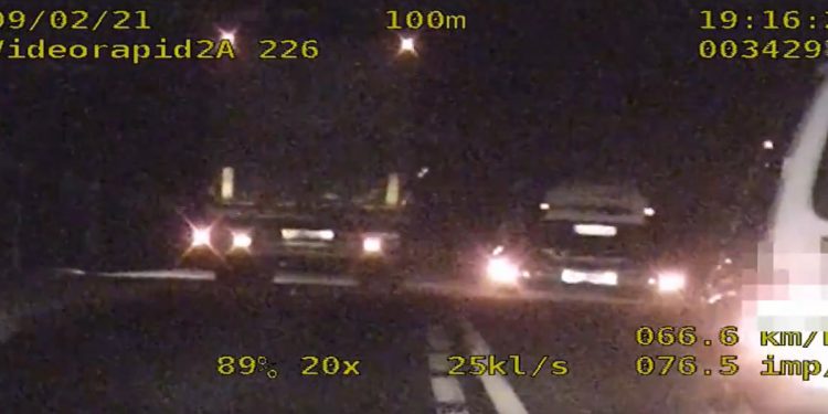 Wyprzedzał TIR-em na zakręcie i zakazie w śnieżycę. Nagrali go policjanci [WIDEO]