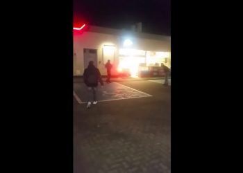 Bezradność policjantów. Nie wiedzieli, jak się zachować, kiedy samochód demolował stację benzynową [WIDEO]