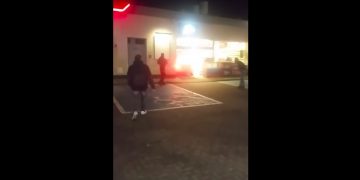 Bezradność policjantów. Nie wiedzieli, jak się zachować, kiedy samochód demolował stację benzynową [WIDEO]