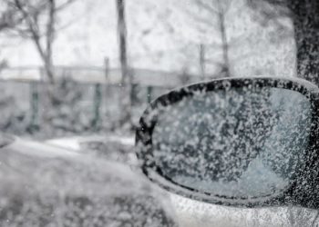 Dziecko prawie zamarzło w samochodzie. Matka poszła na zakupy