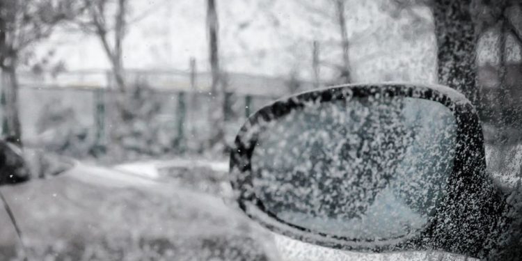 Dziecko prawie zamarzło w samochodzie. Matka poszła na zakupy