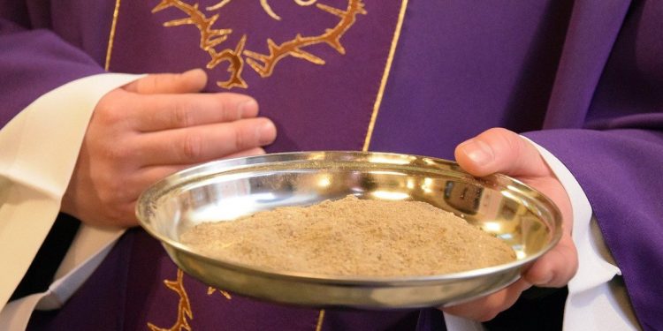 Dziś Środa Popielcowa. Zmiana w obrzędzie z powodu pandemii