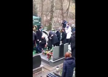 Poruszający gest Jacka Kurskiego na pogrzebie Piotra Świąca. Wszyscy mieli łzy w oczach [WIDEO]