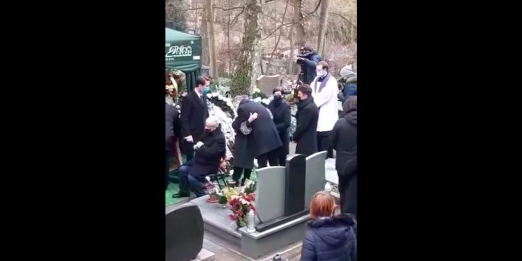 Poruszający gest Jacka Kurskiego na pogrzebie Piotra Świąca. Wszyscy mieli łzy w oczach [WIDEO]