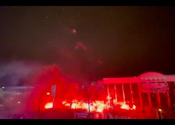 Tłum kibiców Legii pod stadionem. Doszło pod starć z policją [WIDEO]