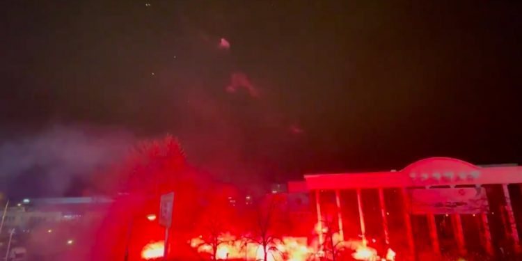 Tłum kibiców Legii pod stadionem. Doszło pod starć z policją [WIDEO]