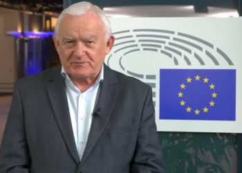 Leszek Miller opuszcza SLD. „Nie jestem meblem” [WIDEO]