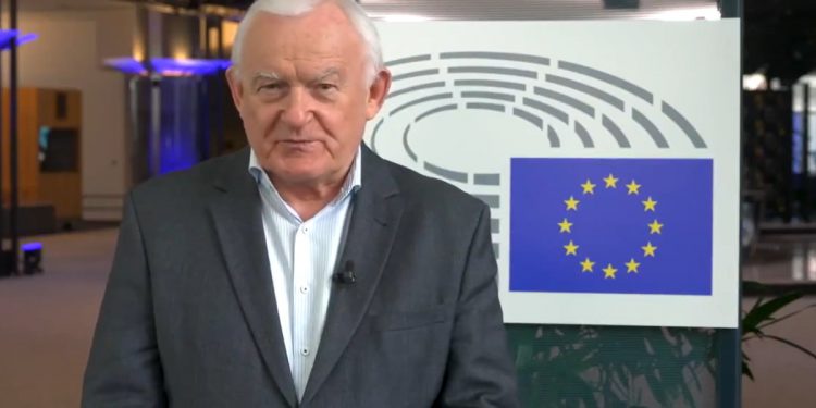 Leszek Miller opuszcza SLD. „Nie jestem meblem” [WIDEO]