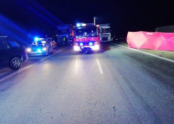 Audi wbiło się czołowo w TIR-a. Jechał autostradą pod prąd