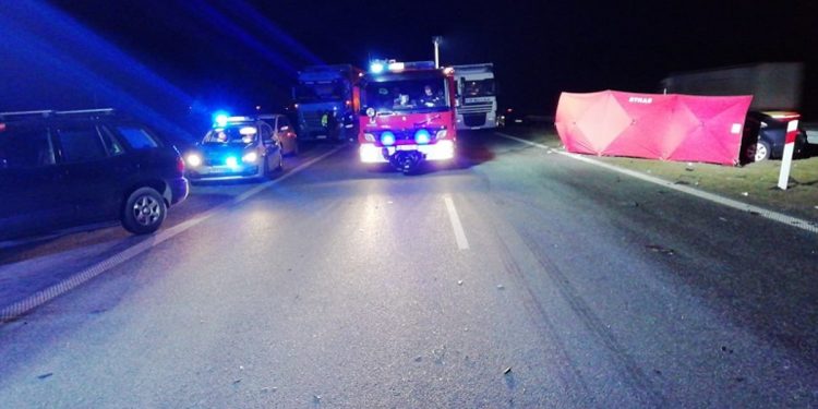 Audi wbiło się czołowo w TIR-a. Jechał autostradą pod prąd