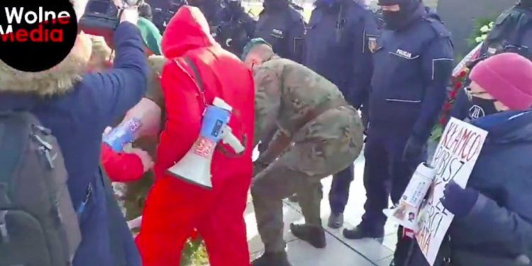 Szarpanina przed pomnikiem smoleńskim. Poszło o kontrowersyjny wieniec [WIDEO]