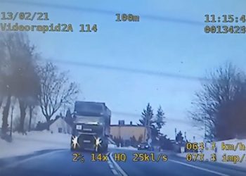 „Mrugał” do kierowców ostrzegając ich przed policją. Trafił na nieoznakowany radiowóz [WIDEO]