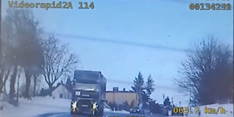 „Mrugał” do kierowców ostrzegając ich przed policją. Trafił na nieoznakowany radiowóz [WIDEO]