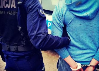 Nie miał maseczki, więc go wylegitymowali. Był poszukiwany