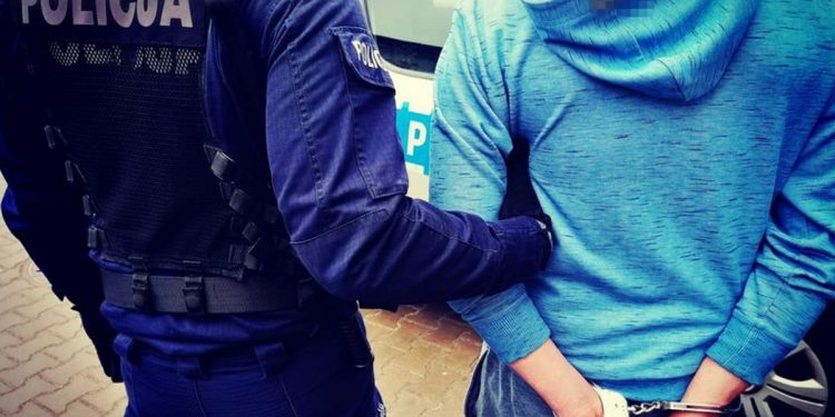 Nie miał maseczki, więc go wylegitymowali. Był poszukiwany