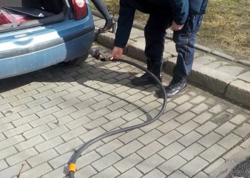 Odjechała ze stacji paliw z… urwanym wężem od dystrybutora