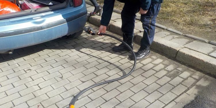 Odjechała ze stacji paliw z… urwanym wężem od dystrybutora