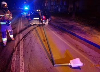 Pijany kierowca ściął latarnię i ciągnął ją wiele metrów. Potem uciekał pieszo