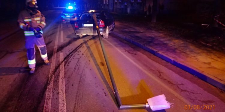 Pijany kierowca ściął latarnię i ciągnął ją wiele metrów. Potem uciekał pieszo