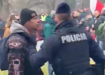 policja na proteście