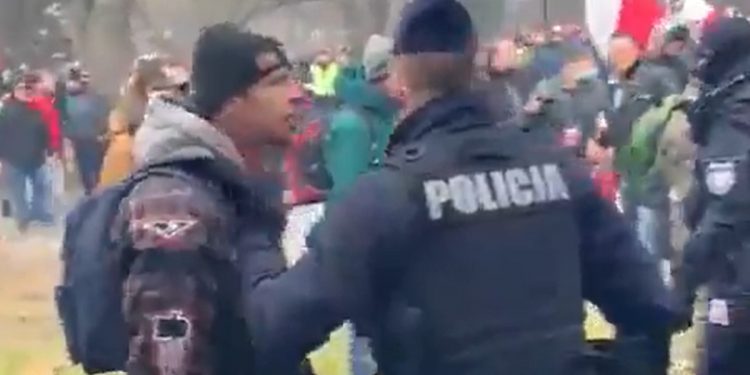 policja na proteście