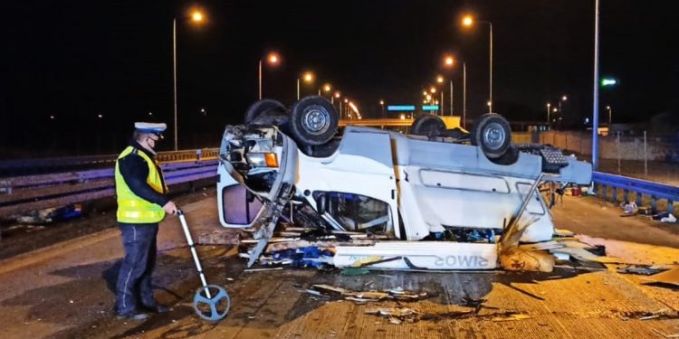 TIR staranował kampera z czteroosobową rodziną. Nie żyje kobieta