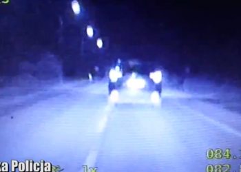 Uciekał przed policją kradzionym autem. Skończyło się w rzece [WIDEO]