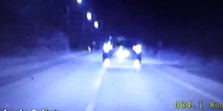 Uciekał przed policją kradzionym autem. Skończyło się w rzece [WIDEO]